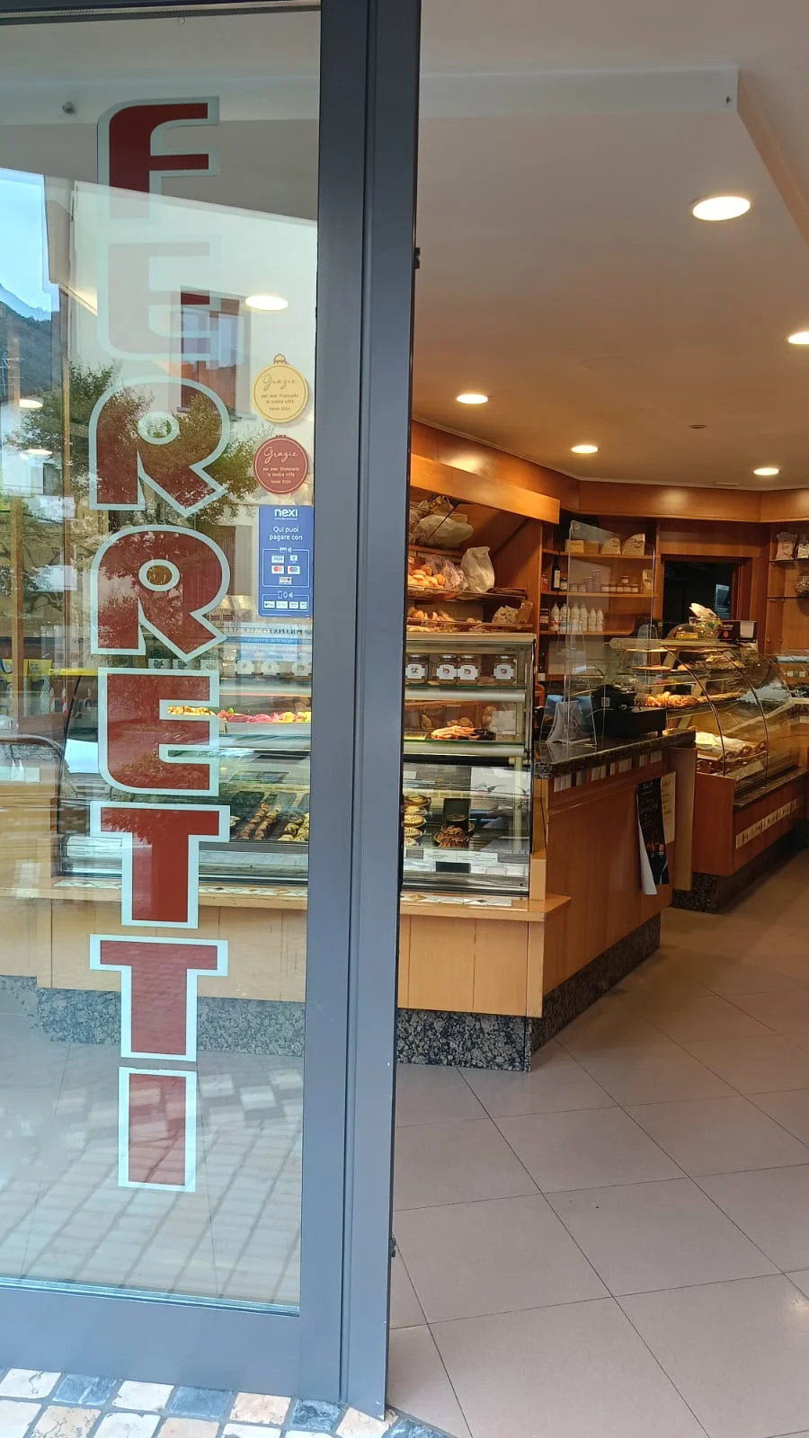 L'ingresso del Punto Vendita Forneria Ferretti di Via Lorenzetti a Darfo
