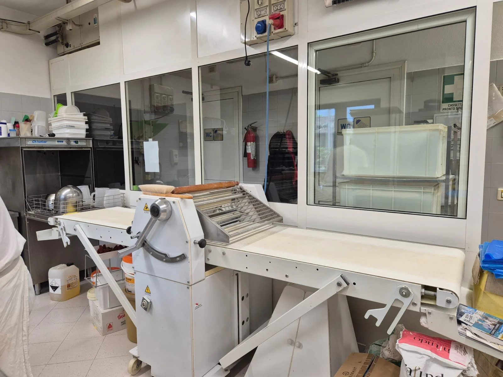 Laminatoio per sfoglia nel laboratorio della forneria Laminatoio per sfoglia nel laboratorio della forneria