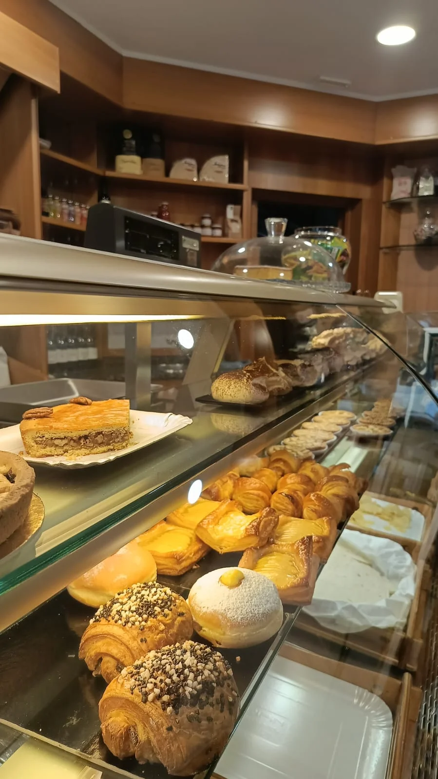 Vetrina della pasticceria con croissant e brioche