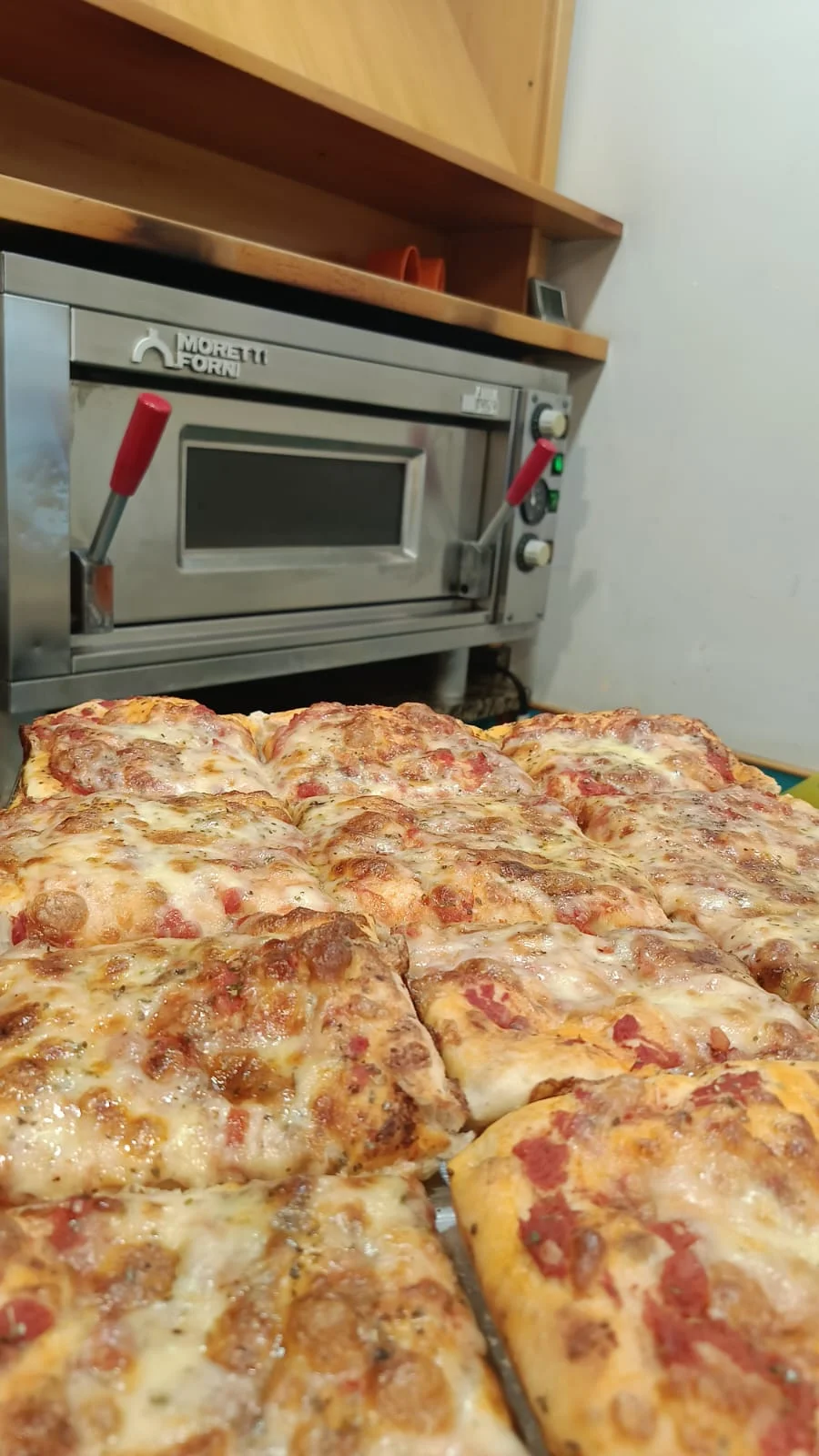 Pizza al taglio appena sfornata
